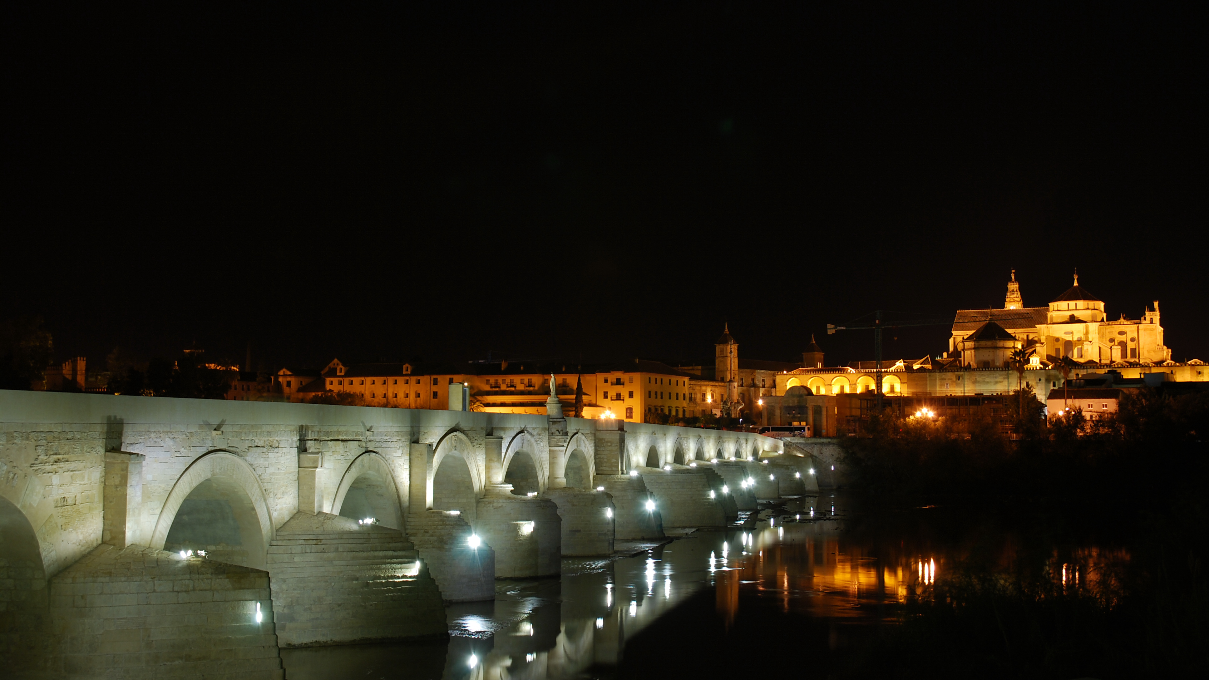Puente Romano de Córdoba con la Mezquita al fondo